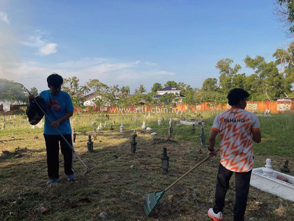 Program Khidmat Masyarakat Gotong Royong Membersihkan Kawasan Perkuburan Islam Dan Mengecat Batu Nisan 15 atlf com my images 0002