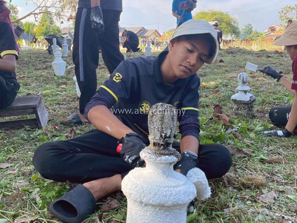 Program Khidmat Masyarakat Gotong Royong Membersihkan Kawasan Perkuburan Islam Dan Mengecat Batu Nisan 14 atlf com my images 0003