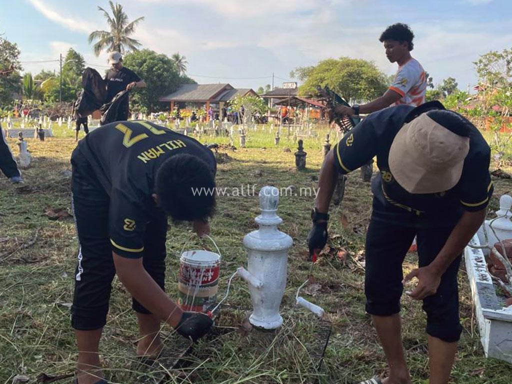 Program Khidmat Masyarakat Gotong Royong Membersihkan Kawasan Perkuburan Islam Dan Mengecat Batu Nisan 13 atlf com my images 0004