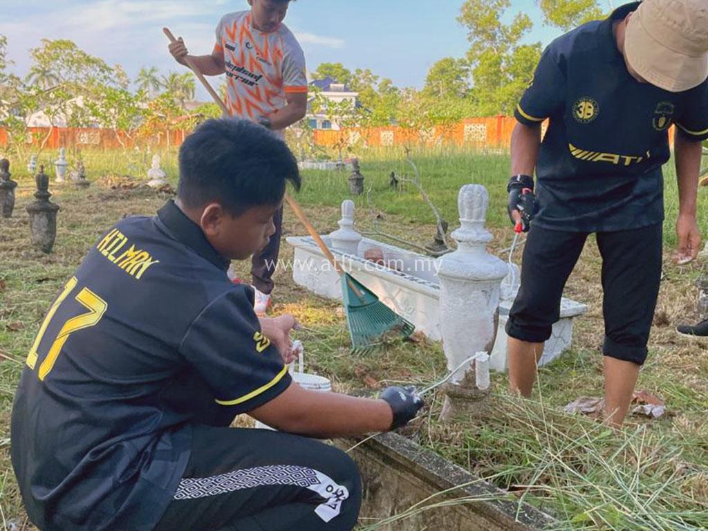 Program Khidmat Masyarakat Gotong Royong Membersihkan Kawasan Perkuburan Islam Dan Mengecat Batu Nisan 12 atlf com my images 0005