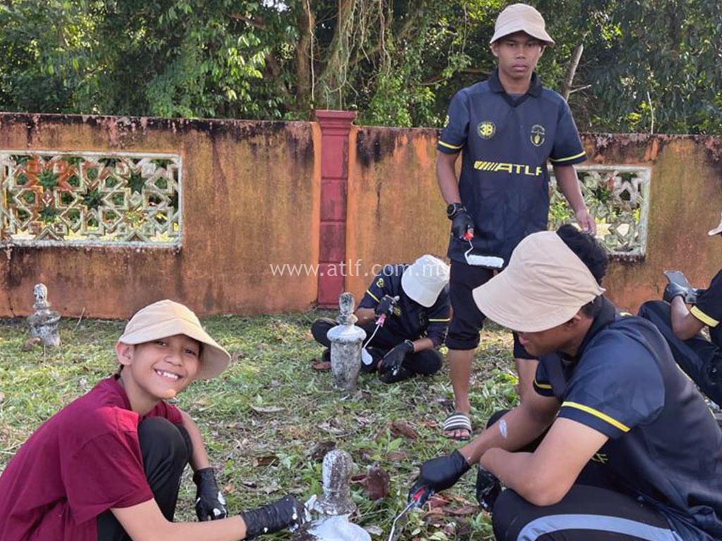 Program Khidmat Masyarakat Gotong Royong Membersihkan Kawasan Perkuburan Islam Dan Mengecat Batu Nisan 11 atlf com my images 0006