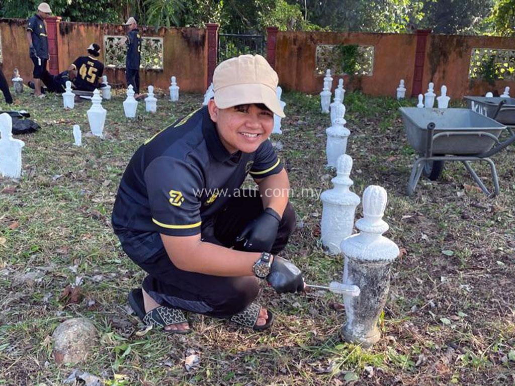 Program Khidmat Masyarakat Gotong Royong Membersihkan Kawasan Perkuburan Islam Dan Mengecat Batu Nisan 10 atlf com my images 0007