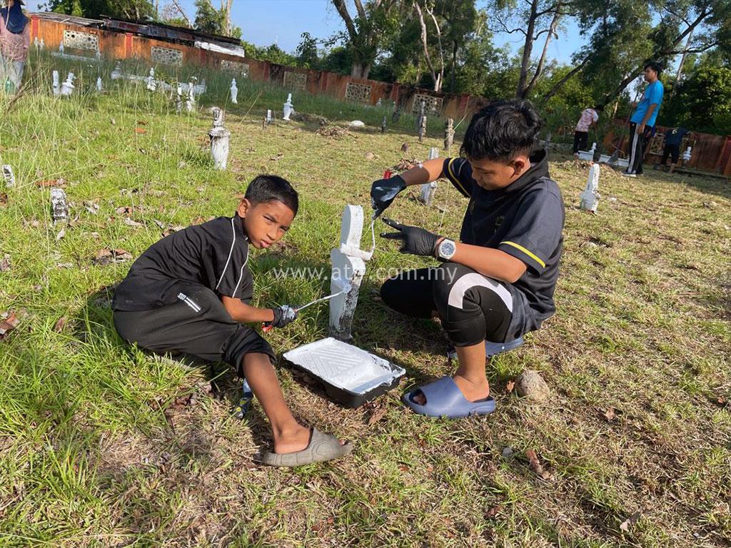 Program Khidmat Masyarakat Gotong Royong Membersihkan Kawasan Perkuburan Islam Dan Mengecat Batu Nisan 9 atlf com my images 0008