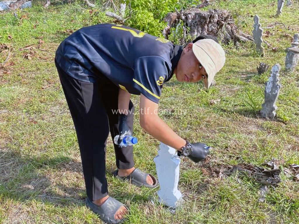 Program Khidmat Masyarakat Gotong Royong Membersihkan Kawasan Perkuburan Islam Dan Mengecat Batu Nisan 8 atlf com my images 0009
