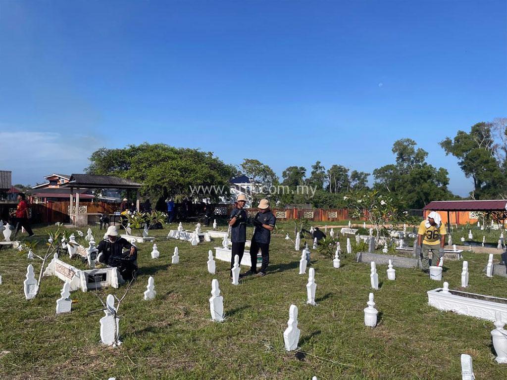 Program Khidmat Masyarakat Gotong Royong Membersihkan Kawasan Perkuburan Islam Dan Mengecat Batu Nisan 7 atlf com my images 0010