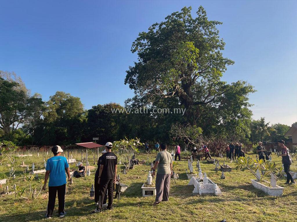 Program Khidmat Masyarakat Gotong Royong Membersihkan Kawasan Perkuburan Islam Dan Mengecat Batu Nisan 6 atlf com my images 0011