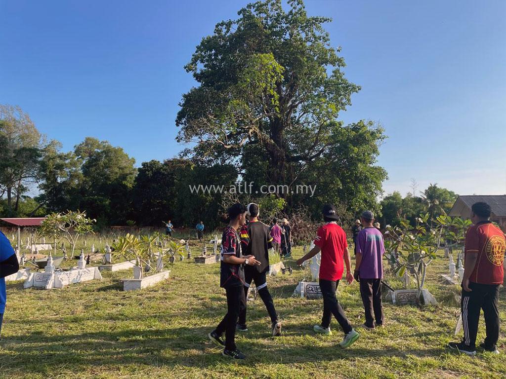 Program Khidmat Masyarakat Gotong Royong Membersihkan Kawasan Perkuburan Islam Dan Mengecat Batu Nisan 4 atlf com my images 0013
