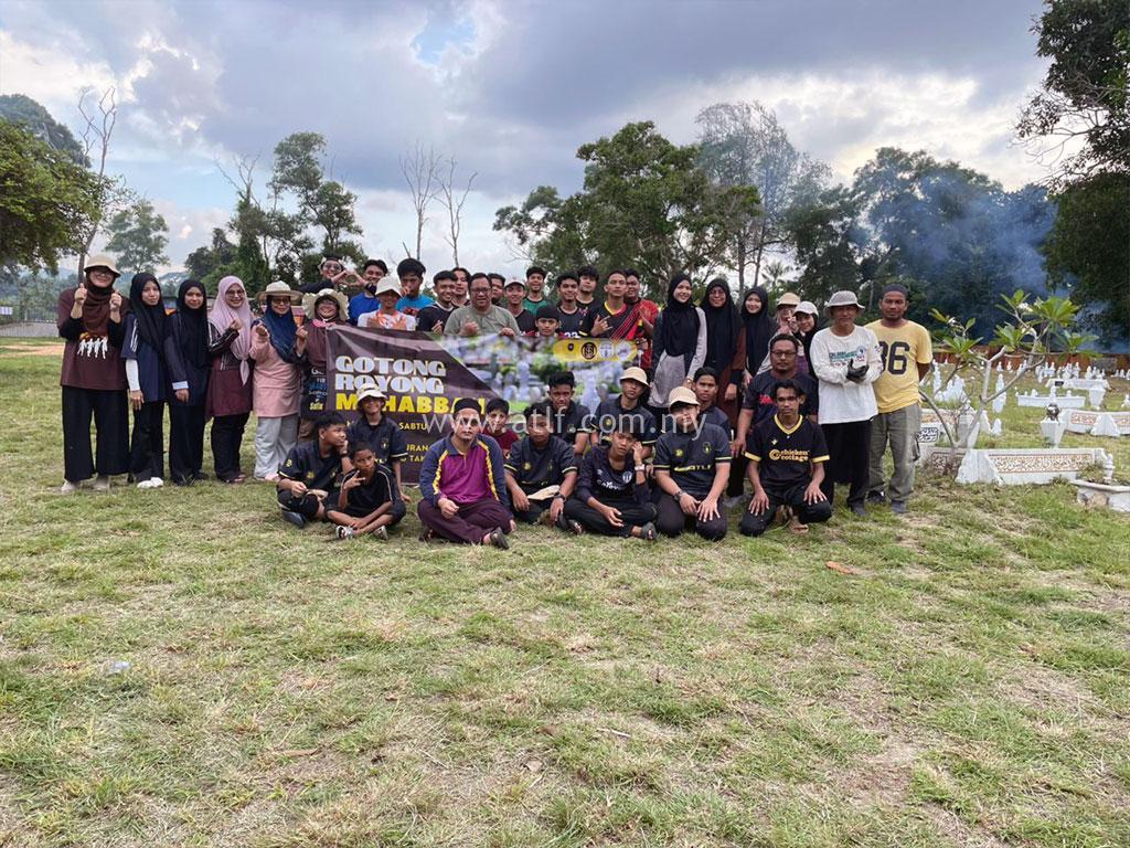 Program Khidmat Masyarakat Gotong Royong Membersihkan Kawasan Perkuburan Islam Dan Mengecat Batu Nisan 2 atlf com my images 0015