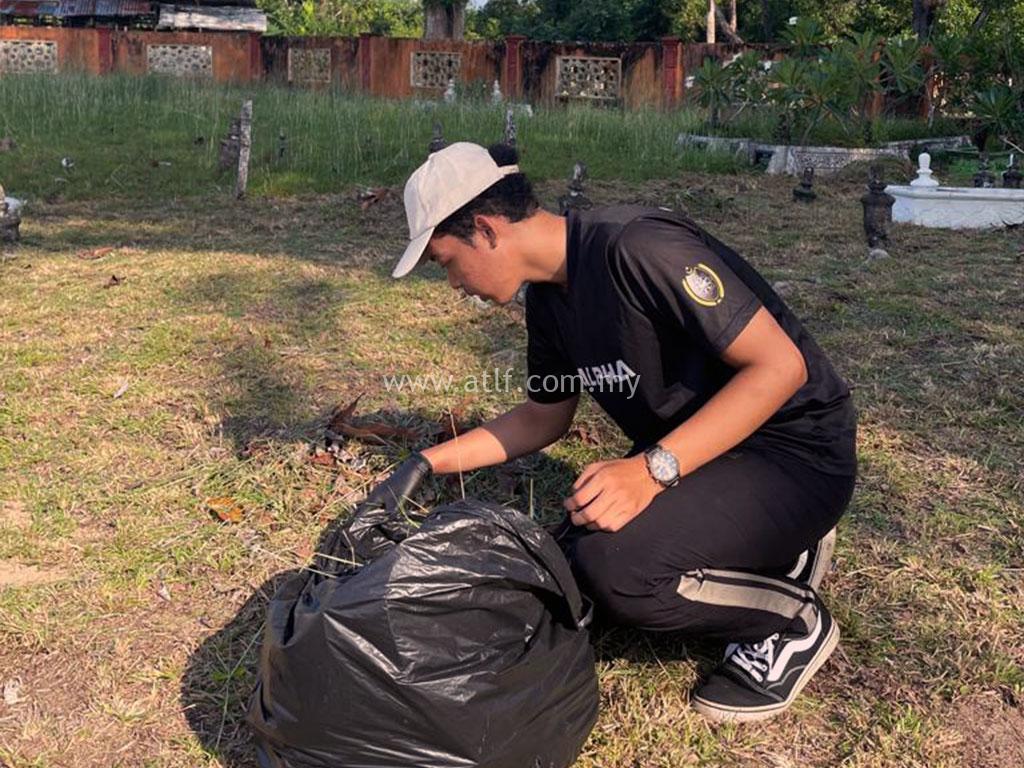 Program Khidmat Masyarakat Gotong Royong Membersihkan Kawasan Perkuburan Islam Dan Mengecat Batu Nisan 1 atlf com my images 0016